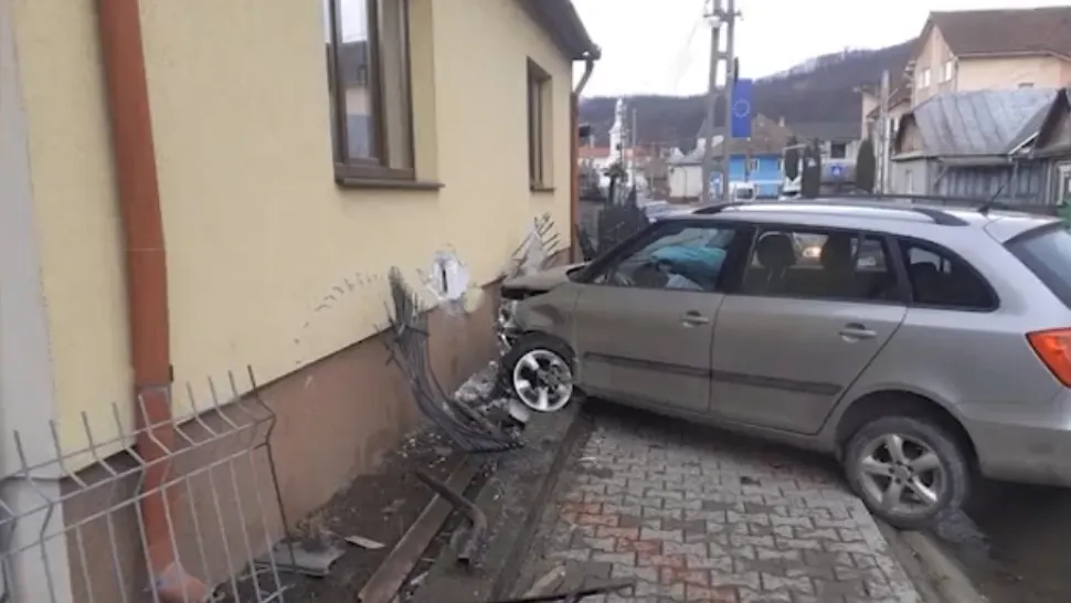 A intrat cu mașina în peretele unei case apoi a fugit: o femeie și un copil, abandonați la locul tragediei