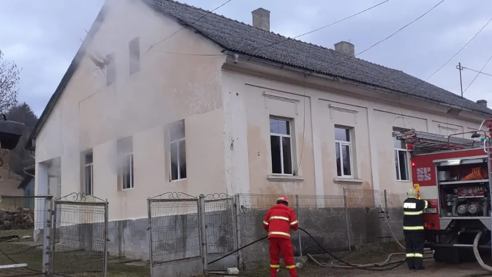 INCENDIU la o școală primară din Gura Humorului! Fumul gros a creat PANICĂ: Pompierii intervin