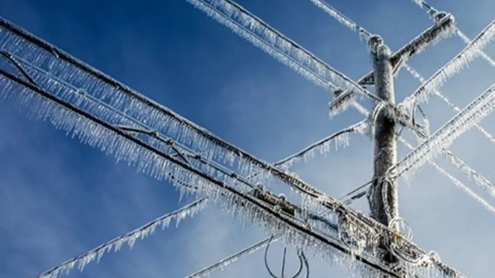 Sate întregi din Vrancea, în pană de curent - Aproape 3.000 de case, afectate, după ce chiciura a rupt cablurile electrice