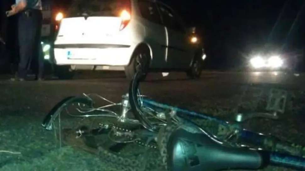 Accident ÎNGROZITOR în Timiș. Un biciclist a murit după ce a fost lovit de două mașini