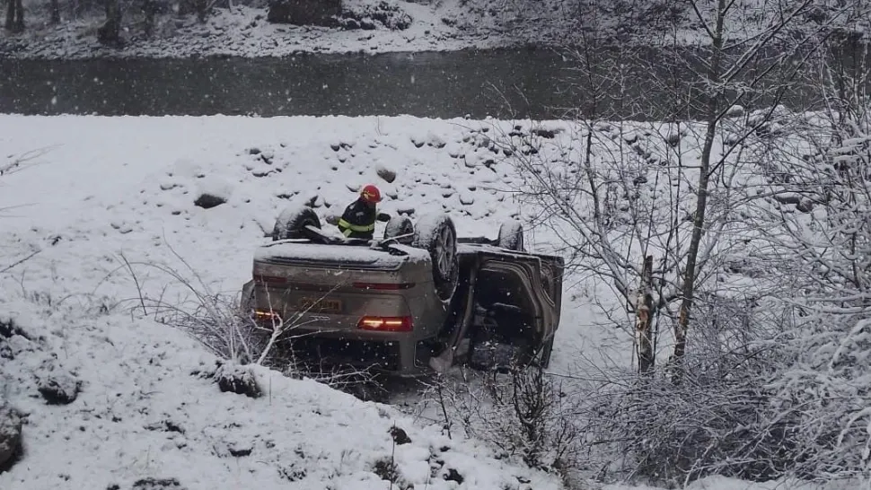 FOTO | ACCIDENT spectaculos pe TRANSALPINA. 4 cetățeni turci s-au răsturnat cu mașina