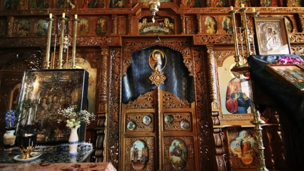 5 tineri au vrut să spargă cutia milei din catedrală. Hoții, surprinși de camere