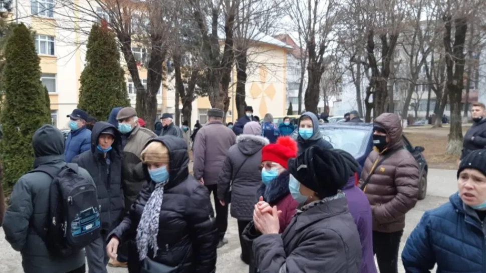 FOTO Scandal la un centru de vaccinare, după ce s-au terminat tichetele. Zeci de oameni, revoltați că au stat în FRIG degeaba