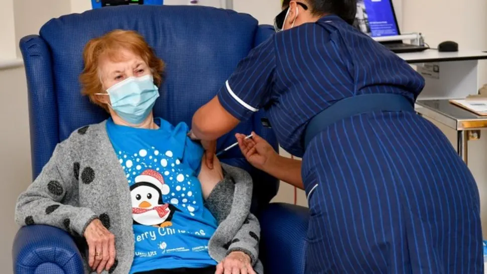 O bunicuță scrie istorie în pandemie. Cum se simte primul om care s-a vaccinat anti-Covid 