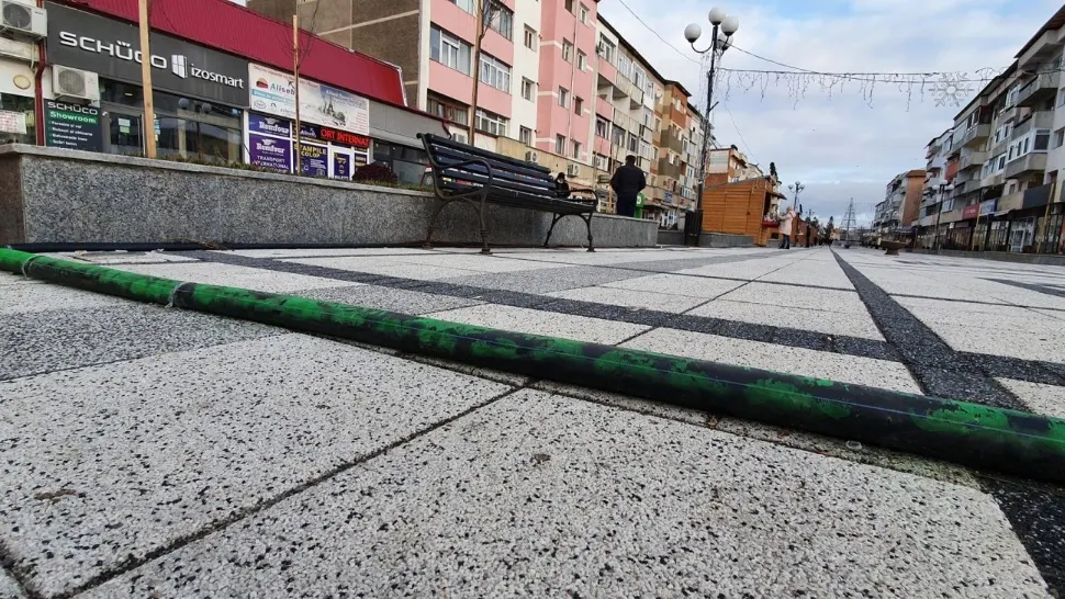 Târg de Crăciun cu capcane, la Pașcani. O femeie a ajuns la spital după ce s-au împiedicat de un cablul electric