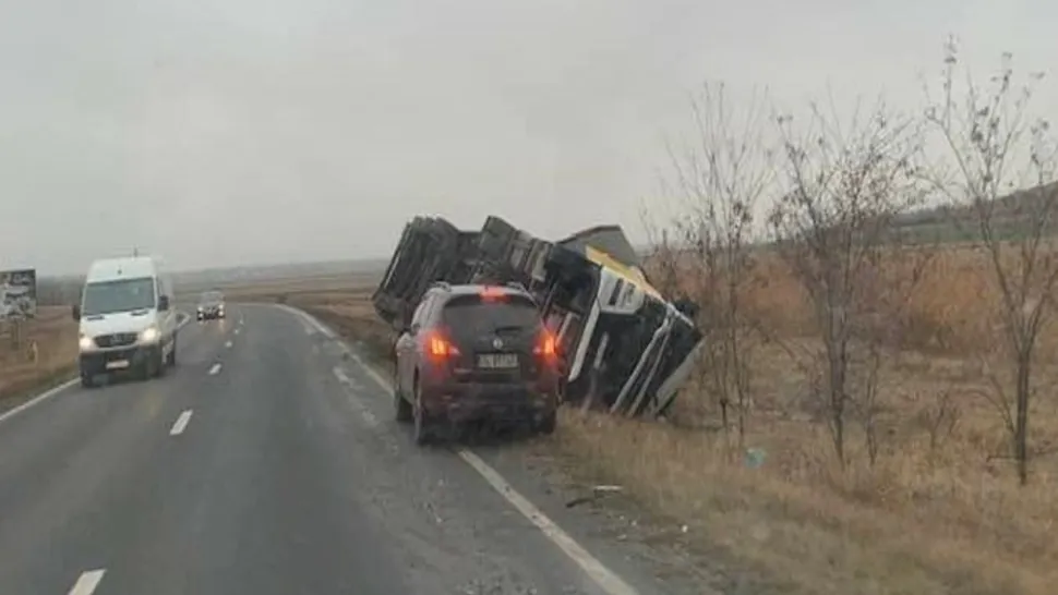Un camion încărcat cu apă minerală s-a răsturnat pe DN15 - Șoferul a avut nevoie de îngrijiri medicale