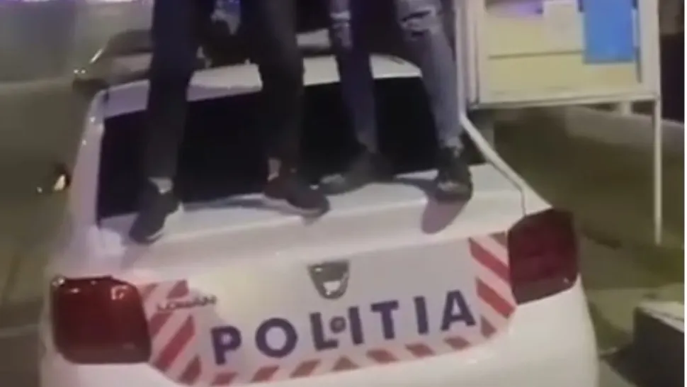 Doi indivizi s-au filmat în timp ce dansau pe mașina POLIȚIEI: Oamenii legii au declanșat o ANCHETĂ