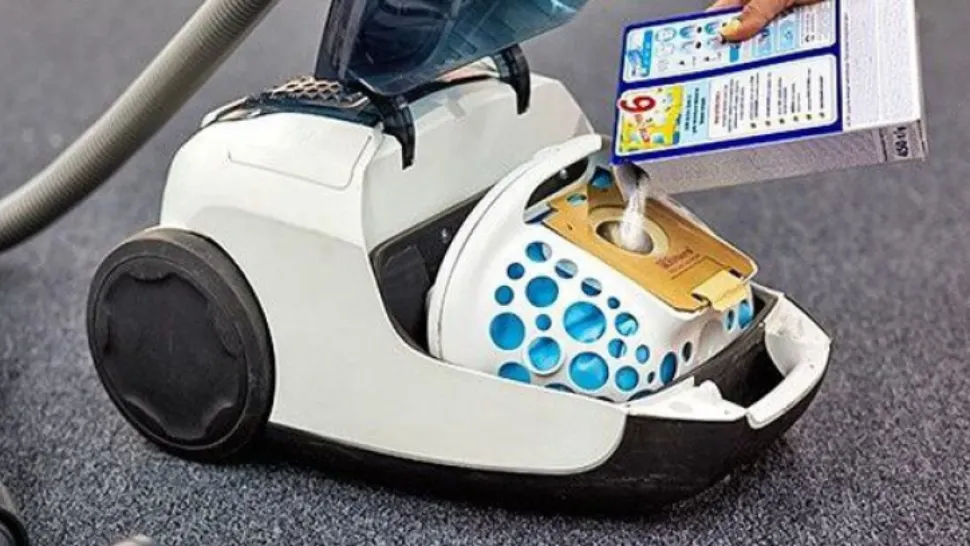 A pus detergent în sacul de praf al aspiratorului! Trucul acesta îţi va schimba viaţa!