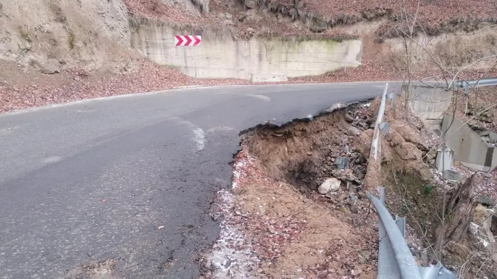 Drum surpat, în județul Sibiu, din cauza ploilor. Capcană pentru șoferi