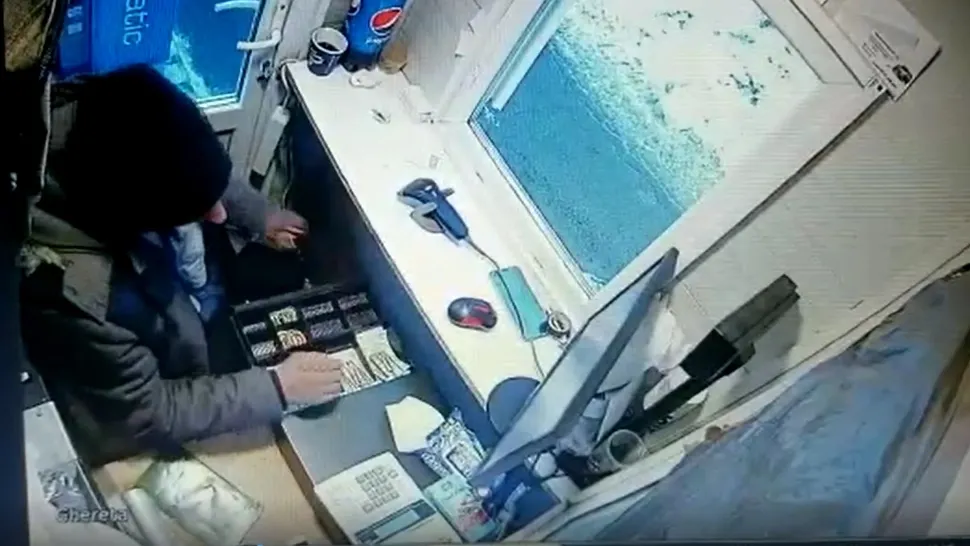 Angajații din parcarea unei stațiuni, filmați când fuaru banii de încasări VIDEO