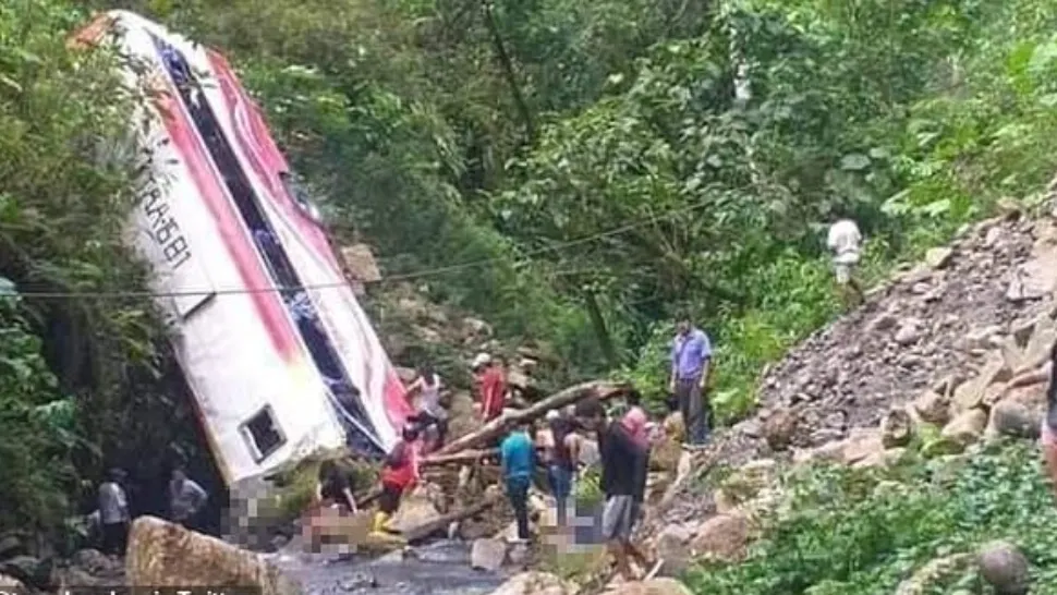 Tragedie în Ecuador! Un autobuz a plonjat în râu de la 17 metri înălțime - 12 MORȚI și 21 de RĂNIȚI - Imagini dramatice