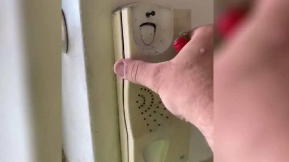 Descoperire înfricoșătoare într-un telefon ascuns în perete. I-a înghețat sângele când l-a desfăcut! - FOTO