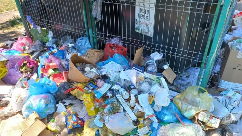 Cum a rămas un oraș întreg cu gunoiul pe stradă