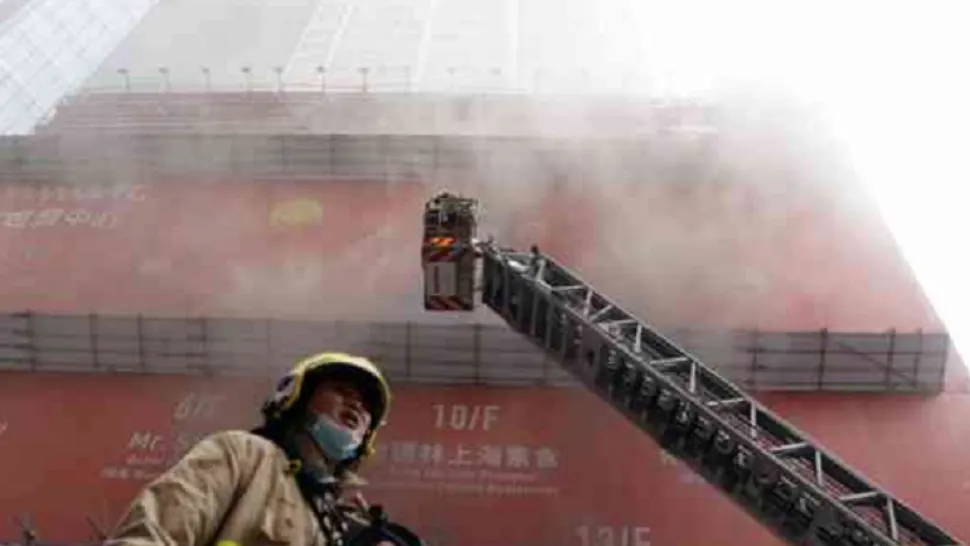 FOTO | Incendiu VIOLENT la World Trade Center din Hong Kong! 1200 de persoane evacuate şi zeci de răniţi 