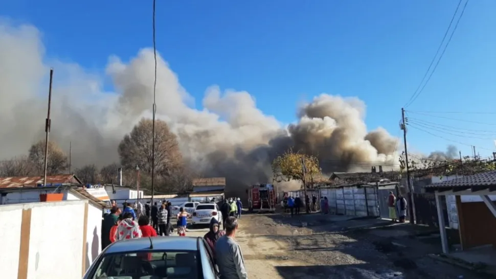 Mai multe familii în pericol după un INCENDIU violent la Constanța: Flăcările s-au extins la 7 locuințe. O VICTIMĂ, la spital - FOTO&VIDEO
