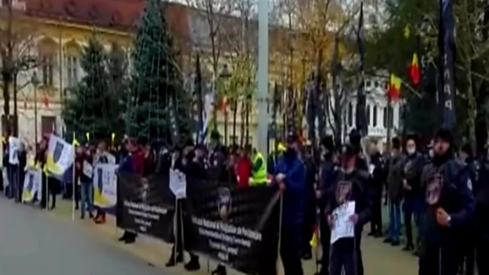 PROTEST al polițiștilor în fața Prefecturii din Mehedinți. Joi vor protesta la București 