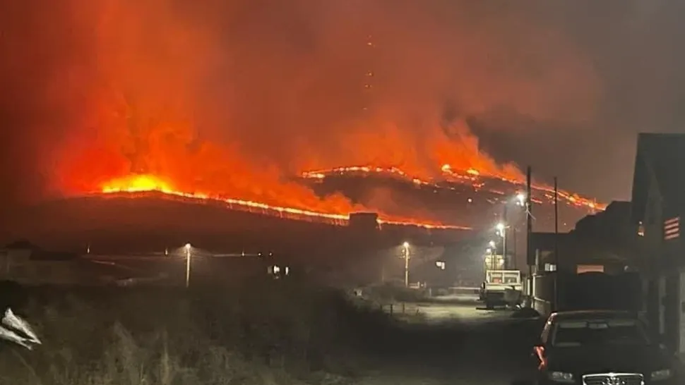Incendiul violent de pe muntele Pietricica a fost stins. Forțe din 3 județe, mobilizate în zonă - Precizările lui Raed Arafat VIDEO 