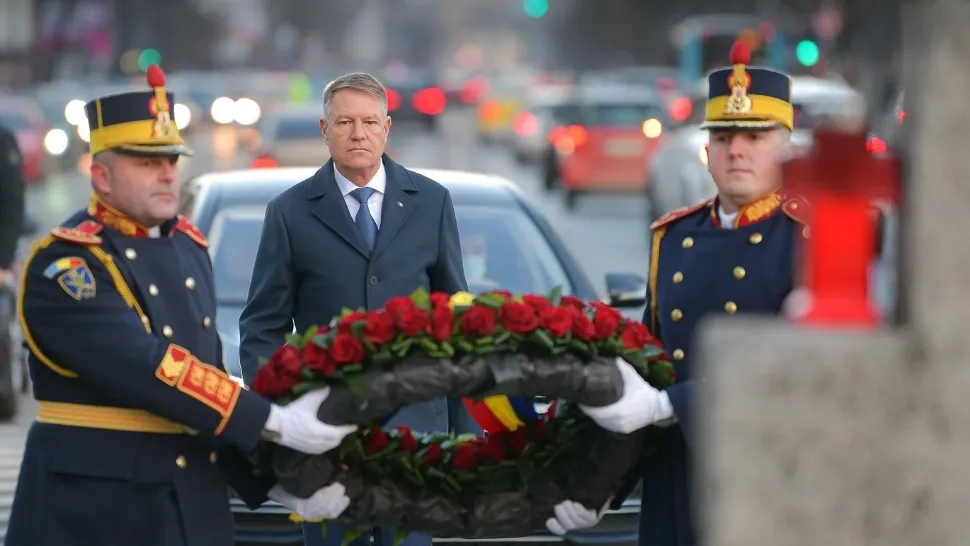 Klaus Iohannis a depus flori în memoria victimelor Revoluției, la Troița din Piața Universității - VIDEO
