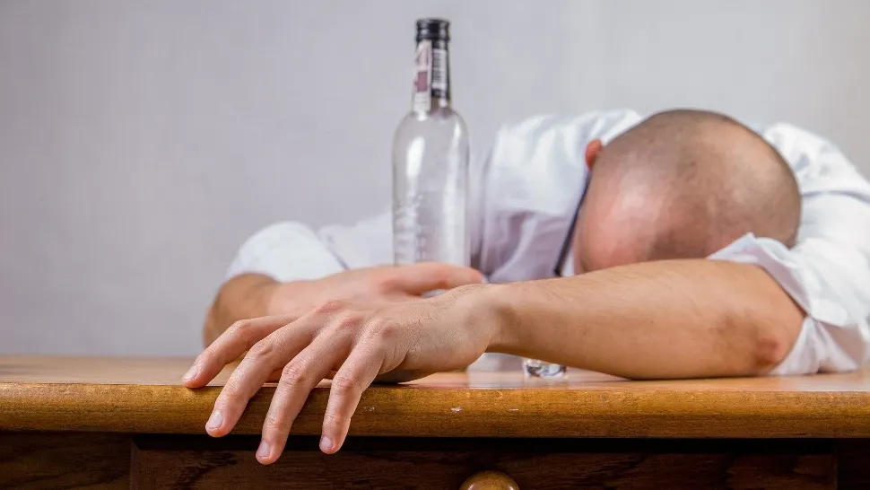 Efectele pandemiei de COVID-19: Creștere record a numărului de decese cauzate de consumul de alcool