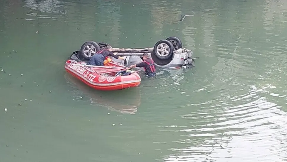 FOTO & VIDEO | O mașină a căzut în Dâmbovița, în zona Podului Ciurel. Șoferul a murit după câteva ore