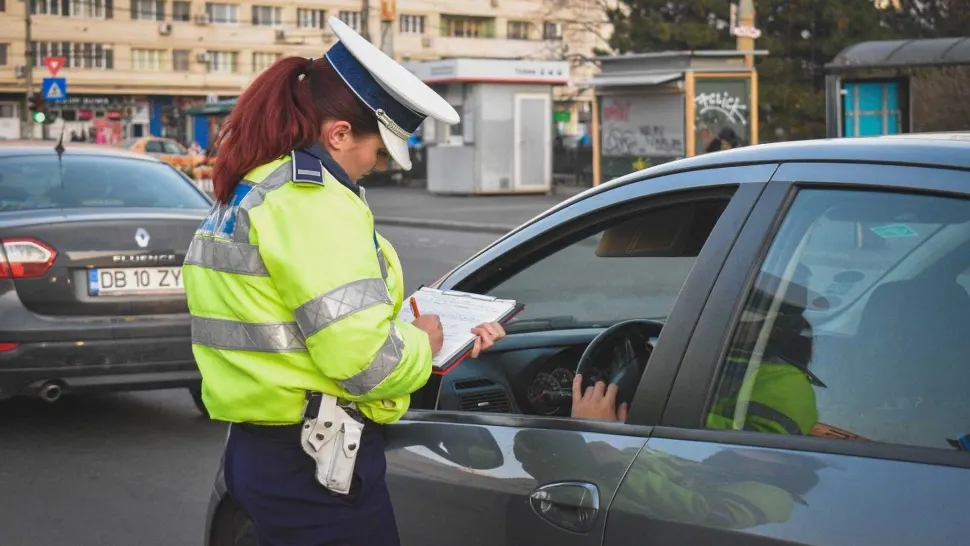 Prins la volan, deși avea permisul suspendat pentru conducere sub influența alcoolului