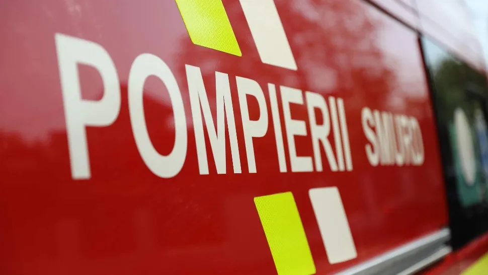 Incendiu violent, la un depozit de furaje din jud. Iași