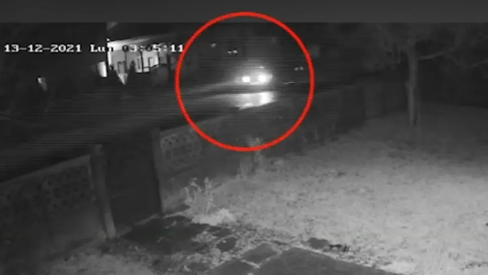 Momentul incendierii primăriei din Beleți-Negrești, suprins de camerele video - IMAGINI