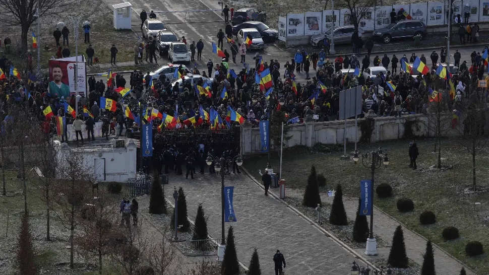 Protestatarii s-au mutat în Piața Victoriei și Piața Universității: Diana Șoșoacă s-a alăturat protestului: „Pe aici nu se trece”
