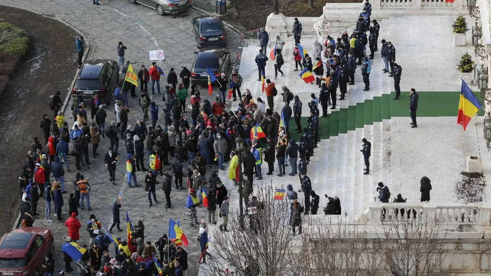 Bărbat suspectat că a vandalizat autoturismele de la Parlament, reținut pentru 24 de ore