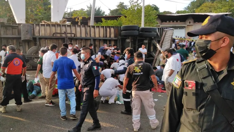 Tragedie în Mexic: peste 50 de migranți au murit, într-un accident cumplit - camionul s-a răsturnat într-o curbă - FOTO