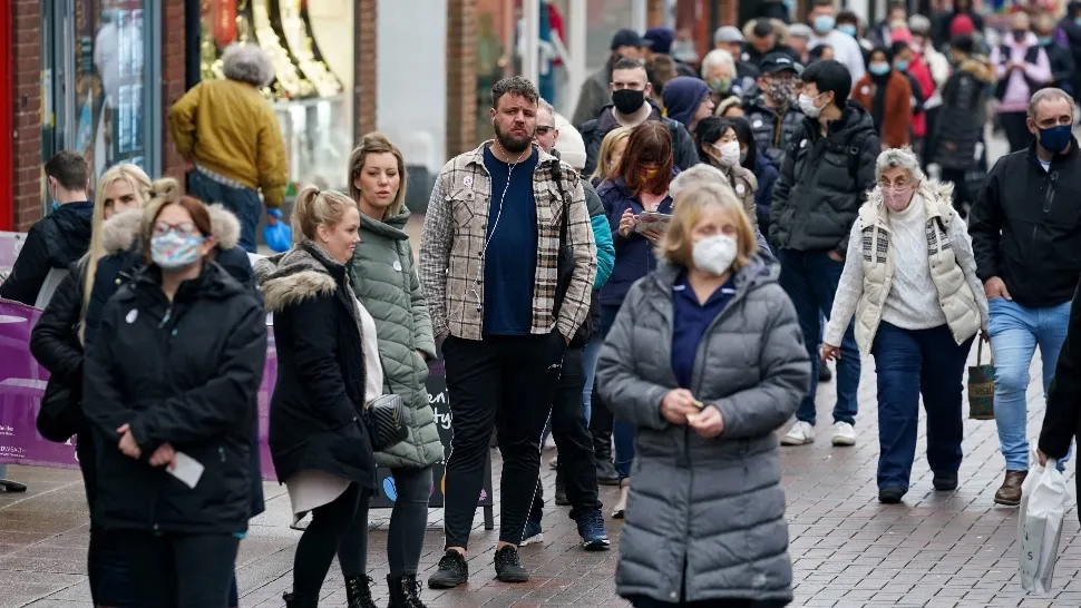 Record de cazuri COVID în Marea Britanie, în timp ce Omicron se răspândeşte alarmant