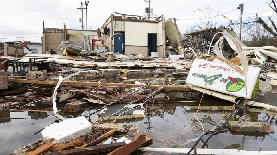 FOTO + VIDEO | Imaginile dezastrului: Cel puțin 100 de decese provocate de tornadele din SUA – Nou bilanț tragic