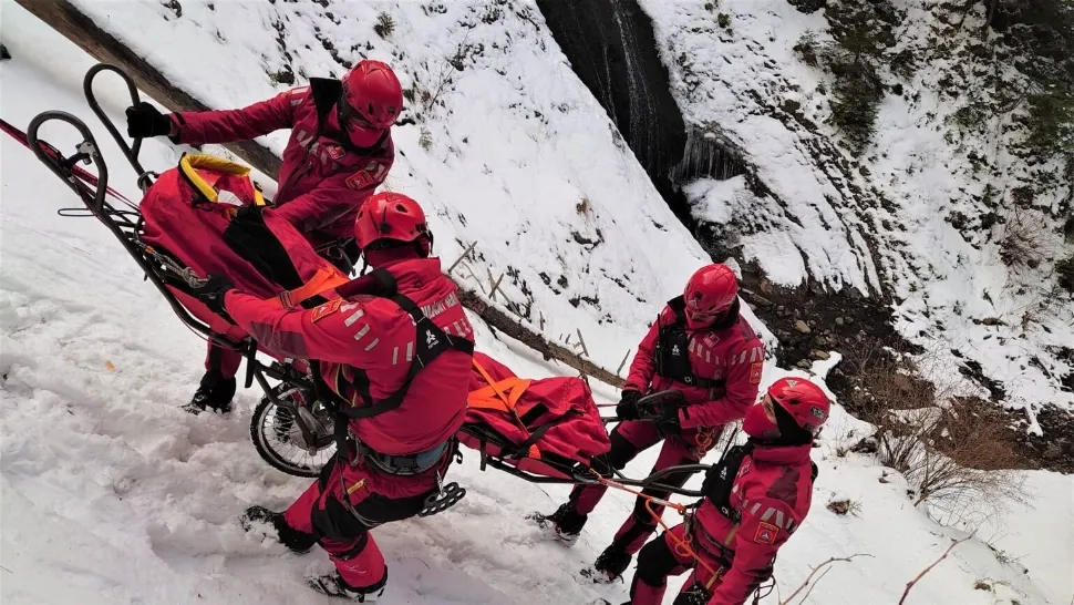 Turista căzută în prăpastie, în Bucegi, a fost recuperată de salvamontiști - Femeia a alunecat 200 de metri de pe un versant