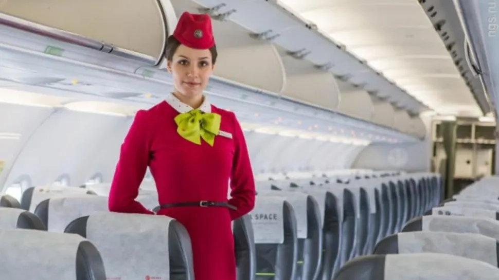 De ce își ascund stewardesele mâinile la spate când urcăm în avion? Un scop precis, puțini îl știu