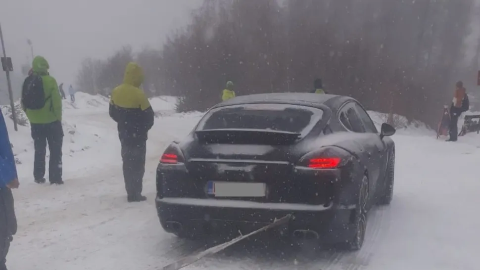 VIDEO Haos în stațiunea Straja. Sute de amenzi, turiștii au rupt bariere, au clonat carduri de acces și au parcat la întâmplare