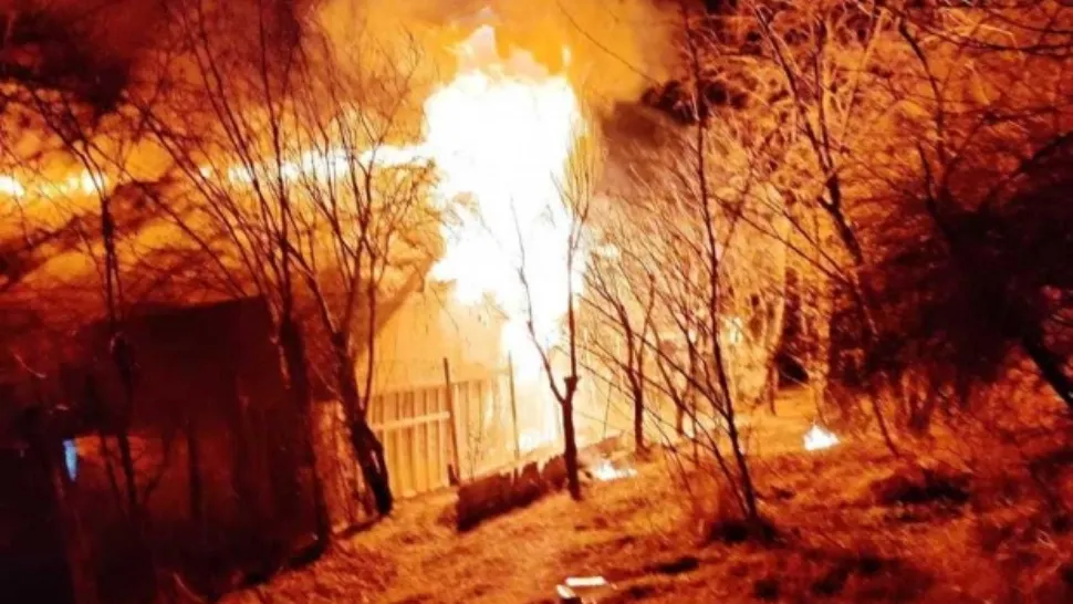 VIDEO Incendiu devastator, urmat de explozie, la Vaslui. O femeie a murit carbonizată