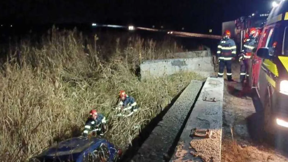 FOTO | Un tânăr a căzut cu maşina într-o râpă adâncă. Victima a fost scoasă cu ajutorul pompierilor 