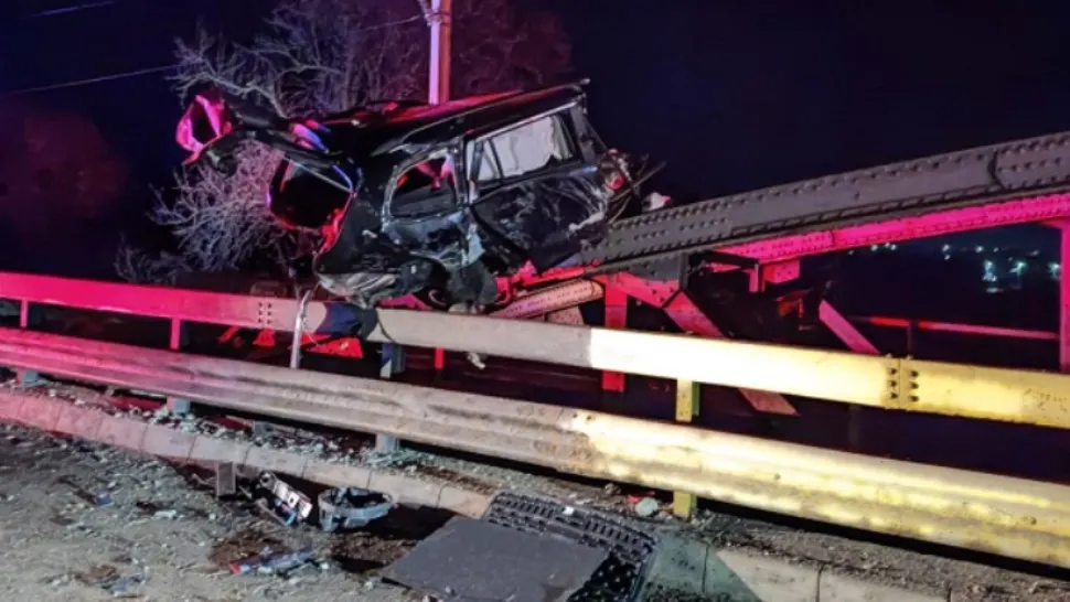 Accident INCREDIBIL, în Bacău: Mașină lovită de tren după un accident rutier! Șoferul a scăpat nevătămat. Cum arată mașina