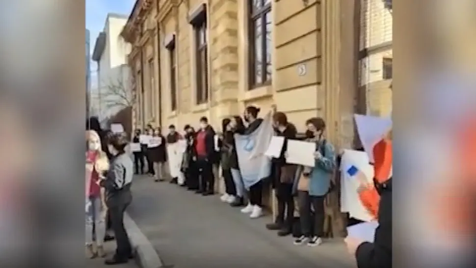 Elevii amenință că vor ATACA în instanță ordinul prin care se modifică pragul de acordare a burselor de merită