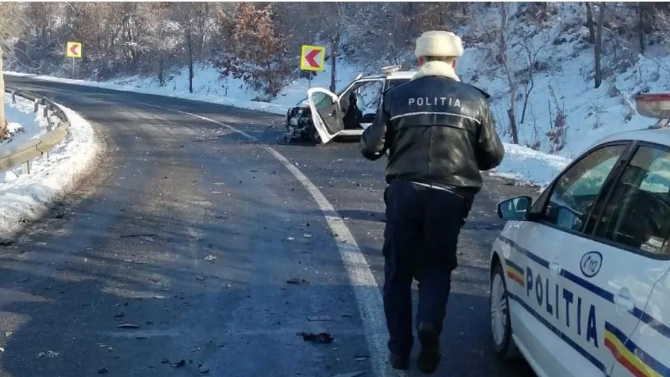 Impact VIOLENT între o mașină de poliție și un camion, pe DN74, în județul Hunedoara: 2 polițiști, RĂNIȚI