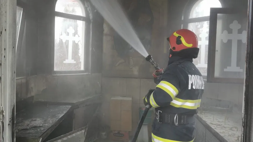 INCENDIU violent la o biserică, de Bobotează! Intervenție de amploare a pompierilor