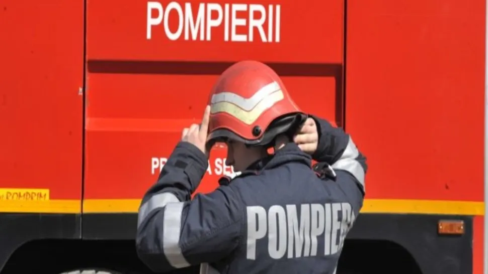 Copil de 2 ani, rămas BLOCAT în mașină, în Bârlad. Pompierii au intervenit, la solicitarea părinților: Cum se simte micuțul