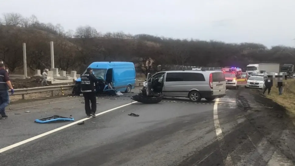 Carambol în Cluj! Un bărbat, rănit după impactul dintre două autoutilitare şi un autoturism. Trafic, BLOCAT