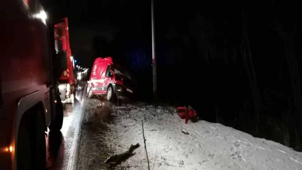 Incident șocant, în Brașov: mașină intrată într-un cap de pod, după ce o creangă s-a prăbușit peste ea - o victimă