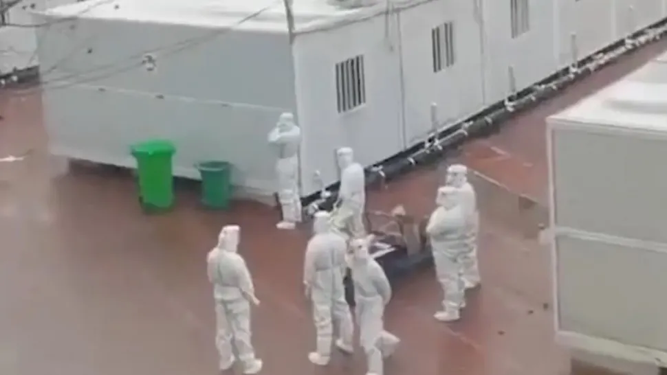 VIDEO | Cea mai dură carantină în China. Oamenii sunt trimişi în lagăre şi înghesuiţi în cutii metalice