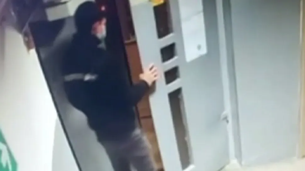 Femeie tâlhărită și lovită în scara unui bloc din Capitală. Făptașul este căutat acum de polițiști