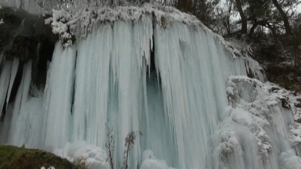 VIDEO | Fenomen rar în Harghita. Imaginea Cascadei Toplița care a înghețat complet a ajuns în presa internațională