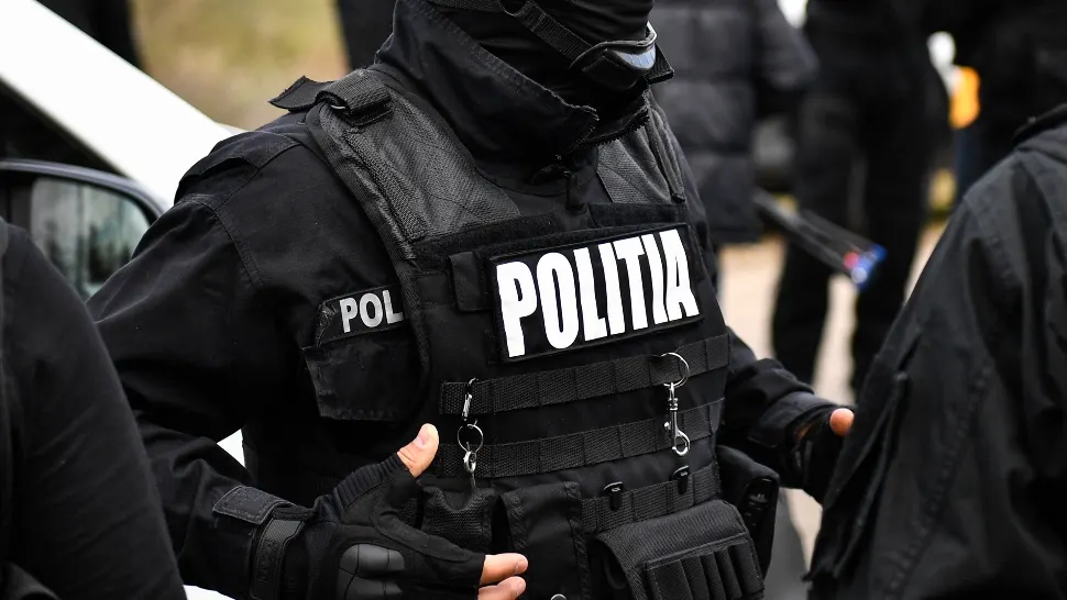 Infractori periculoși, implicați și în trafic de droguri, prinși în Capitală - Polițiștii i-au găsit... sub pat și în șifonier