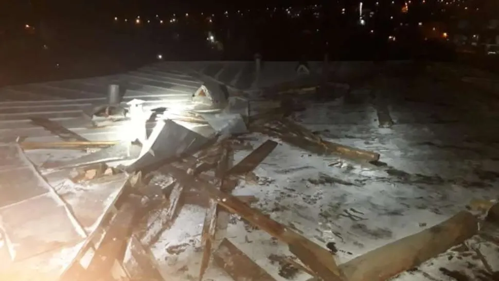 FOTO | Maşini avariate de bucăţi de acoperiş smulse de vânt, în Suceava