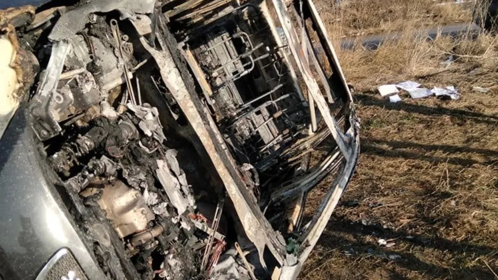VIDEO | Rãzbunare înflăcărată! Hoții i-au incendiat mașina pentru cã nu au putut să fure catalizatorul vehiculului 